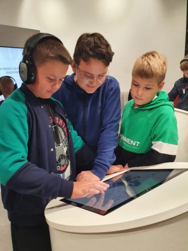 Uczniowie klasy III w Strefie odsłuchu audycji.