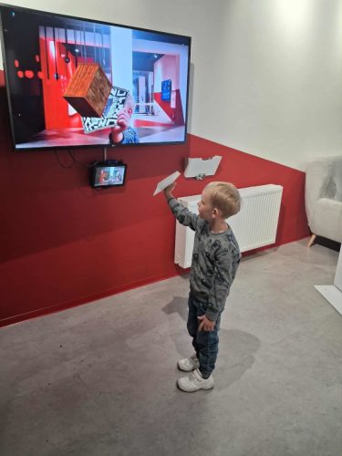 Uczeń klasy I w Strefie rozszerzonej rzeczywistości.