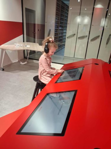 Uczennica klasy I w Strefie rozszerzonej rzeczywistości.