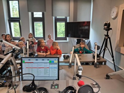 Uczniowie klasy I w studiu nagraniowym .