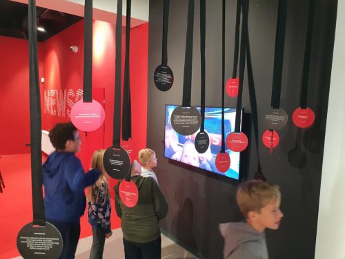 Uczniowie klas I - III w Strefie rozszerzonej rzeczywistości CEM Radia Kielce.