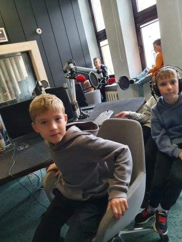 Uczniowie klasy III w studiu nagrań.