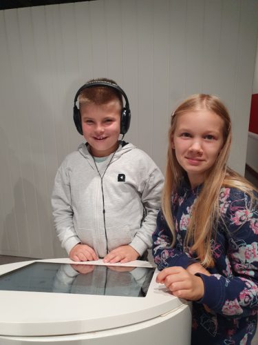 Uczniowie klasy III w Centrum Edukacji Medialnej.