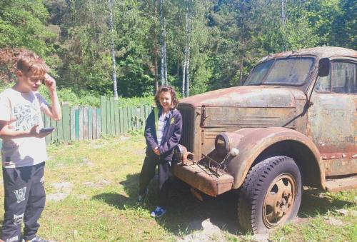 Poszukiwacze przygód przed kopalnią złota