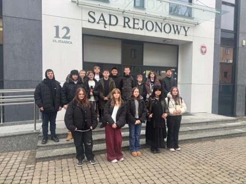 Uczniowie klasy VII i VIII przed budynkiem sądu