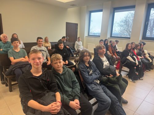 Uczniowie na sali rozpraw