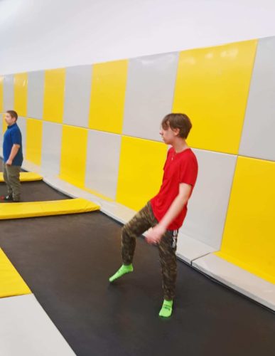 Uczeń z klasy VIII podczas zabawy