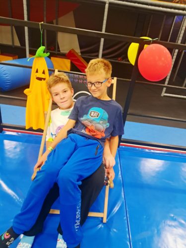 Chłopcy z klasy piątej podczas odpoczynku