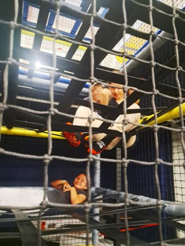 Uczennice klasy piątej bawią się w parku trampolin