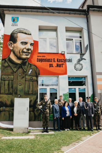 Mural i warta honorowa
