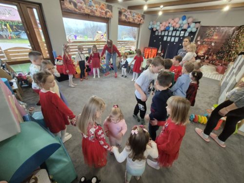 Wspólna zabawa dzieci 