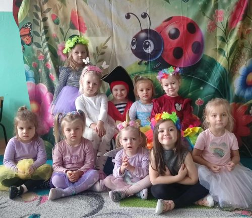 Dziewczynki w przebraniach razem z jubilatem.