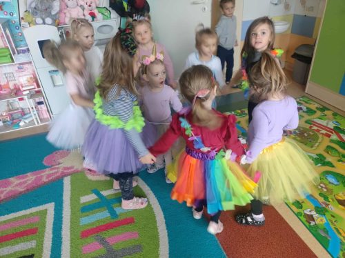 Dziewczynki tańczą trojaka.