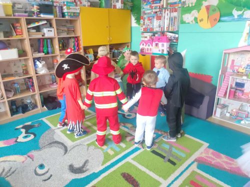 Chłopcy tańczą w krakowiaka.