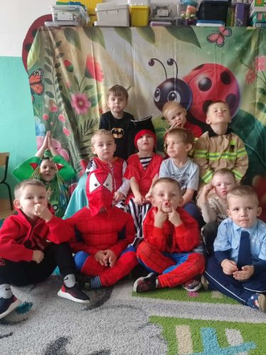 Grupa przebranych chłopców.