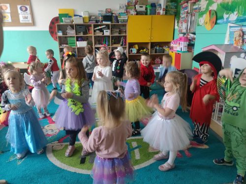 Taniec disco w wykonaniu przedszkolaków.