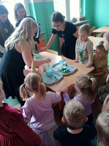 Starsze koleżanki przygotowują tajemniczą miksturę.