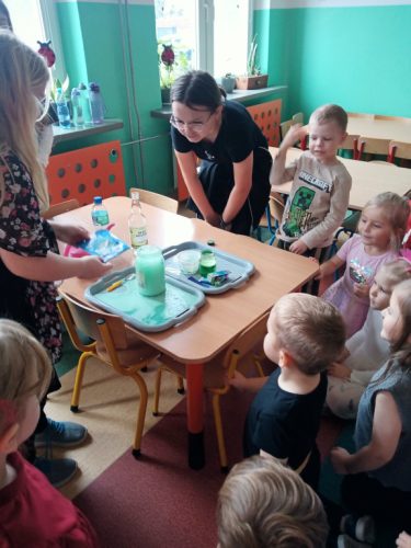 Przedszkolaki obserwują wybuch wulkanu.