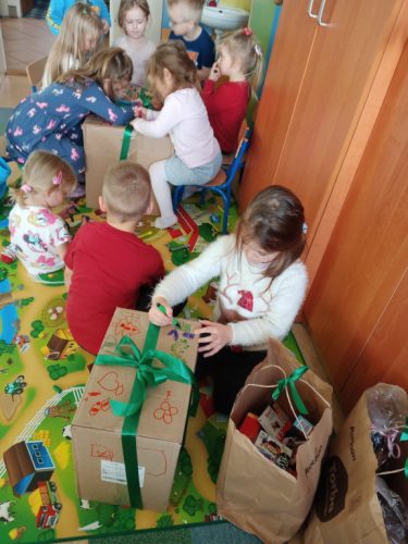 Dzieci ozdabiają pudełka 