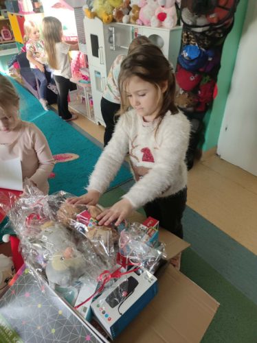 Dzieci pakują maskotki 