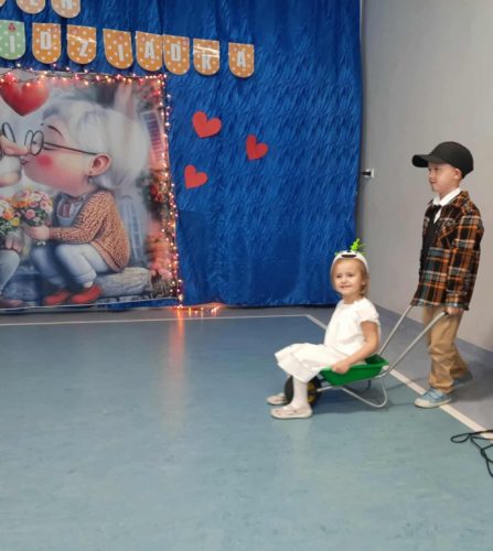 Wjeżdżają aktorzy 