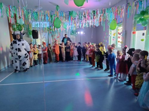 Pociąg z przedszkolakami.