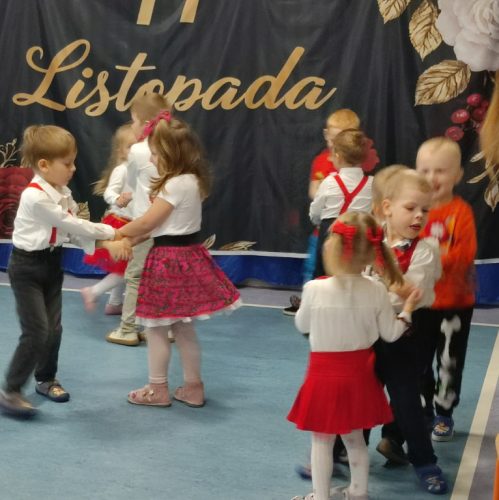 Dzieci tańczą w parach 
