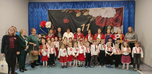 Przedszkolaki z zaproszonymi gośćmi 