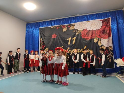 Dziewczynki w strojach ludowych śpiewają piosenkę 