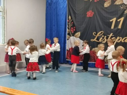 Krakowiak w wykonaniu Biedronek 