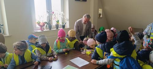 Pan wójt częstuje przedszkolaków cukiereczkami