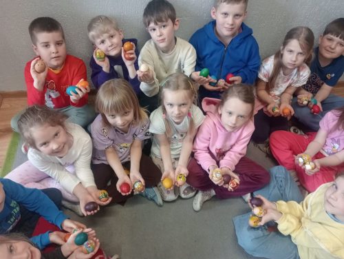 dzieci z grupy świętokrzyskie nutki z pisankami 