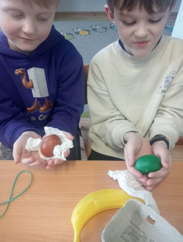 Ignacy i Gabryś ze swoimi pisankami 