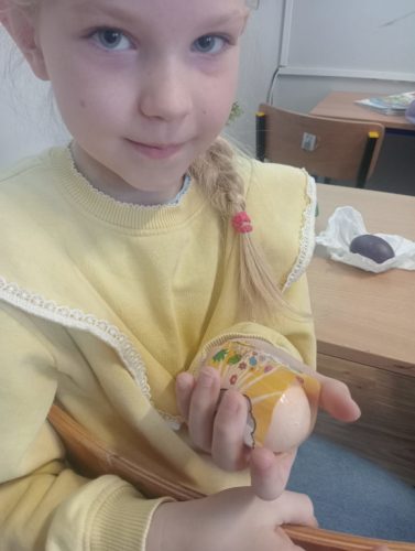 Gabrysia ze swoją pisanką 