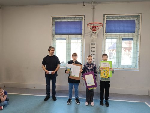 Nagrodzeni uczniowie z panem dyrektorem