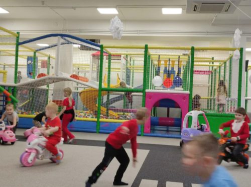 Kolorowo, głośno i wesoło – przedszkolaki podczas zabawy.