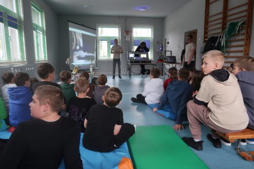 Pokaz na sali gimnastycznej