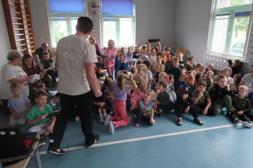 Uczniowie szkoły i przedszkola na pokazie