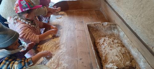 Dzieci z grupy Smerfy wyrabiają podpłomyki 