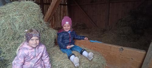 Ewa i Lara na zajęciach w stodole w gospodarstwie 