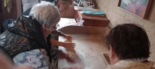 Pani Basia i Pani Karolina podczas wyrabiania podpłomyków