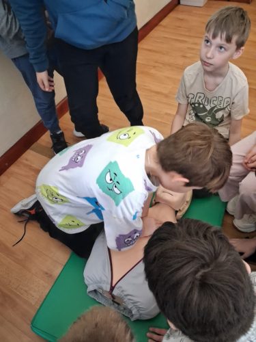 Nikodem wykonuje masaż serca.