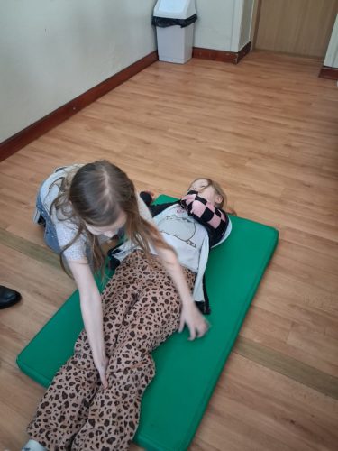 Uczymy sie ułożenia w pozycji bezpiecznej