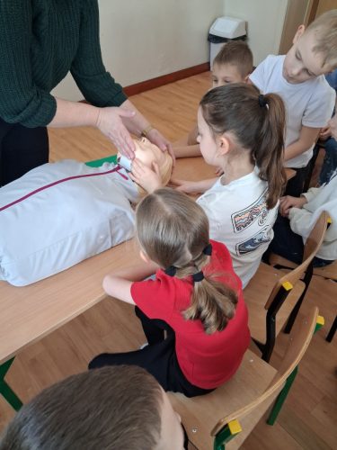 Udrażniamy drogi oddechowe.