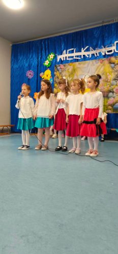 Dziewczynki z klasy pierwszej na scenie.