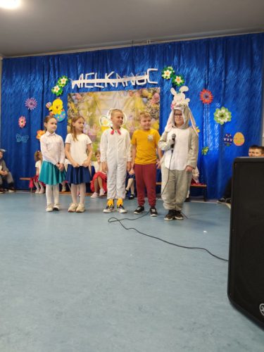 Kurczaczki i zajączek .