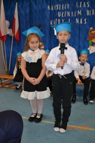 Uczniowie recytują wiersz