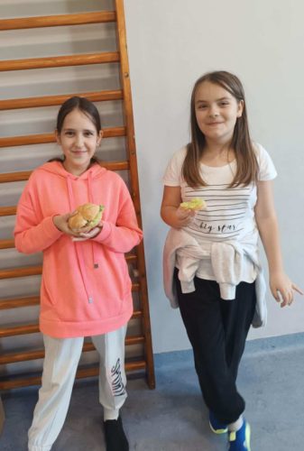 śniadanie przygotowane przez dziewczynki z klasy czwartej