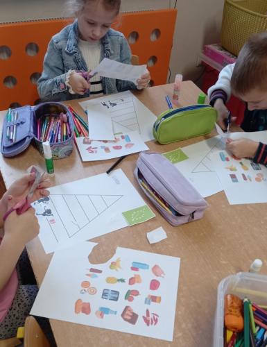 Zerówkowicze uzupełniają Piramide Zdrowia 