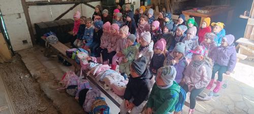 Grupa przedszkolaków na zajęciach w Szkole Wrażliwości 